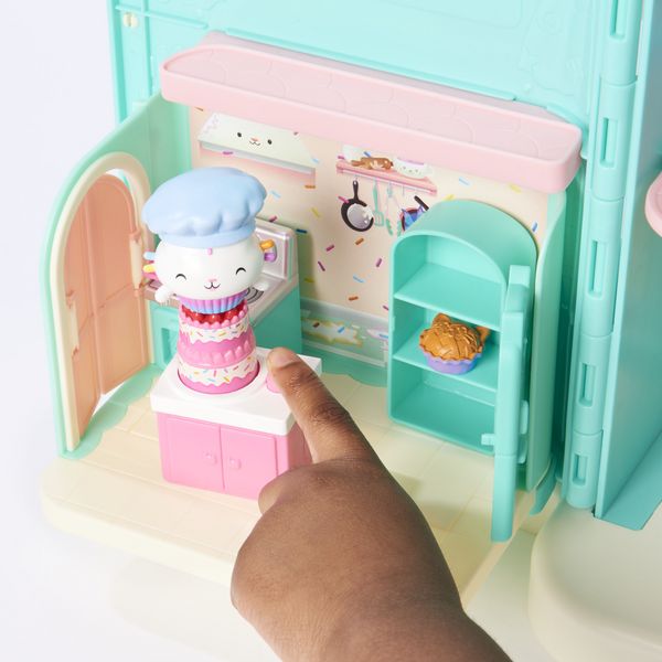 Produktbild: Gabby&lsquo;s Dollhouse Deluxe Raum, Bakey with Cakey, K&uuml;che mit Kuchi (engl. Cakey), M&ouml;belst&uuml;cken und thematischem Zubeh&ouml;r