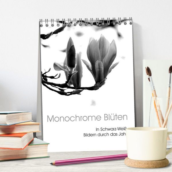 Produktbild: Monochrome Bl&uuml;ten - In Schwarz-Wei&szlig; Bildern durch das Jahr (Tischkalender 2026 DIN A5 hoch), CALVENDO Monatskalender