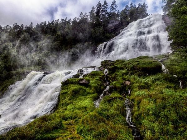 Produktbild: CALVENDO Puzzle Sehnsucht Norwegen - Svandalsfossen- Es ist ein Land der beeindruckenden Wasserf&auml;lle | 1000 Teile Lege-Gr&ouml;&szlig;e 64x48cm Foto-Puzzle f&uuml;r gl&uuml;ckliche Stunden