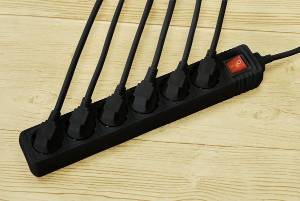 Produktbild: Sygonix SY-4891002 Steckdosenleiste mit Schalter 6fach Schwarz Schutzkontakt 1St.