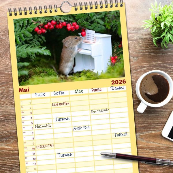 Produktbild: Familienplaner 2026 - Die R&ouml;telmaus - neugierig und verfressen mit 5 Spalten (Wandkalender, 21 x 45 cm) CALVENDO