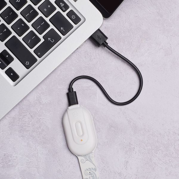 Produktbild: Flexilight RC (White Flowers) - wiederaufladbares Leselicht - 2 in 1 Leselampe & Lesezeichen - LED Leselicht - Geschenk für Leser, Buchliebhaber - Deu
