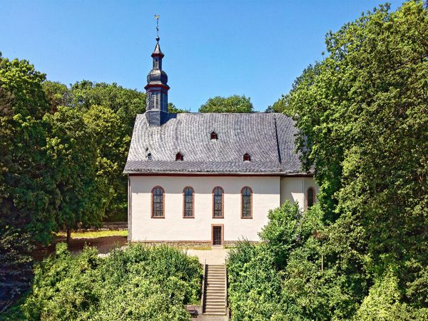 Produktbild: CALVENDO Puzzle Erbaut aus Dankbarkeit &uuml;ber die Rettung vor der Pest: Bergkapelle in Hofheim von 1773 | 1000 Teile Lege-Gr&ouml;&szlig;e 64x48cm Foto-Puzzle f&uuml;r gl&uuml;ckliche Stunden