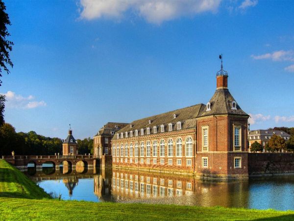 Produktbild: CALVENDO Puzzle Schloss Nordkirchen, das Reithaus, im Hintergrund der Dienstfl&uuml;gel | 1000 Teile Lege-Gr&ouml;&szlig;e 64x48cm Foto-Puzzle f&uuml;r gl&uuml;ckliche Stunden
