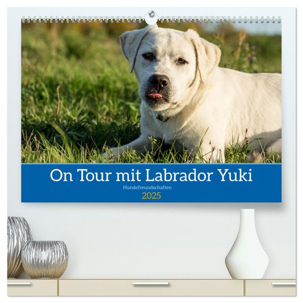 On Tour mit Labrador Yuki (hochwertiger Premium Wandkalender 2025 DIN A2 quer), Kunstdruck in Hochglanz