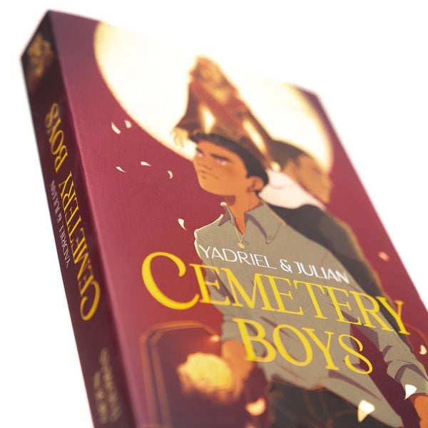 Yadriel und Julian. Cemetery Boys
