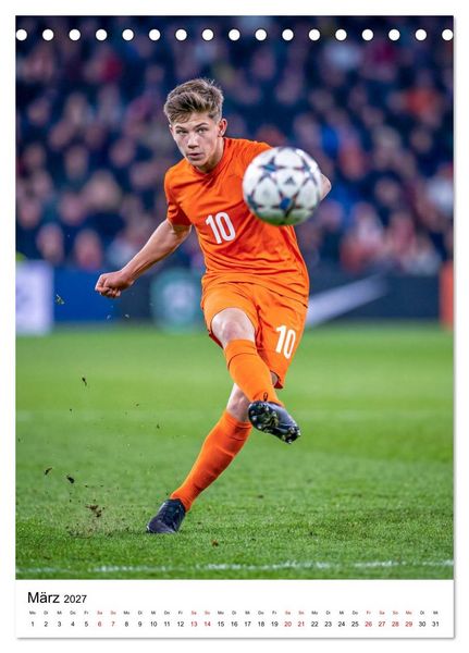Produktbild: Am Ball - Dynamik des modernen Fu&szlig;balls (Tischkalender 2027 DIN A5 hoch), CALVENDO Monatskalender
