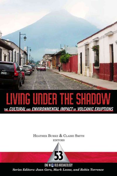 Produktbild: Living Under the Shadow