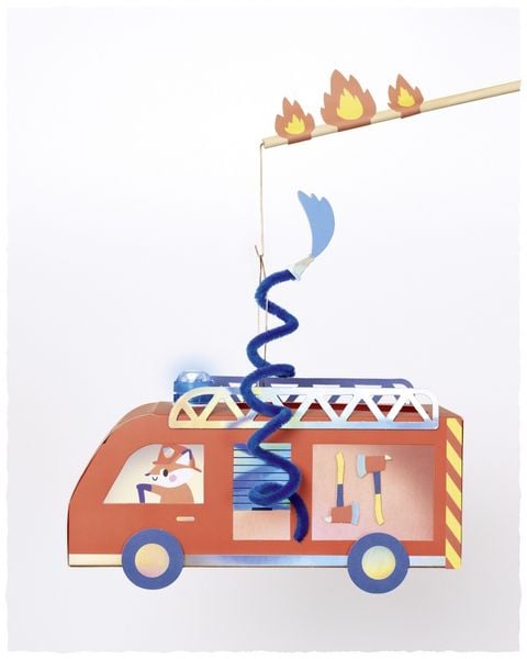 Produktbild: FOLIA Bastelartikel DIY Laterne Fuererwehr Auto (FIRE ENGINE) inkl. 1 LED-Licht, 1 LED Blaulicht und Batterien