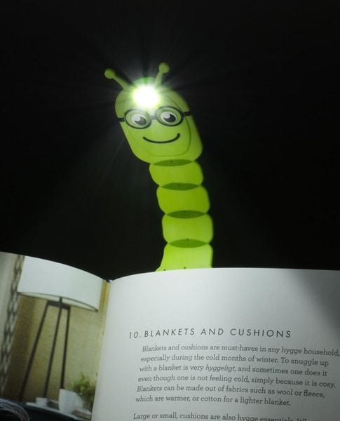 Produktbild: Bookworm Flexilight Leselicht (Grün) - 2 in 1 Leselampe & Lesezeichen - LED Leselicht - Geschenk für Leser, Buchliebhaber - Deutsche Ausgabe