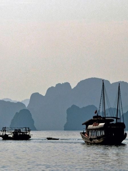 Produktbild: CALVENDO Puzzle Ein Motiv aus dem Kalender Kreuzfahrt in der Ha Long Bucht in Vietnam 1000 Teile Puzzle hoch | 1000 Teile Lege-Gr&ouml;&szlig;e 64 &times; 48 cm Foto-Puzzle f&uuml;r gl&uuml;ckliche Stunden