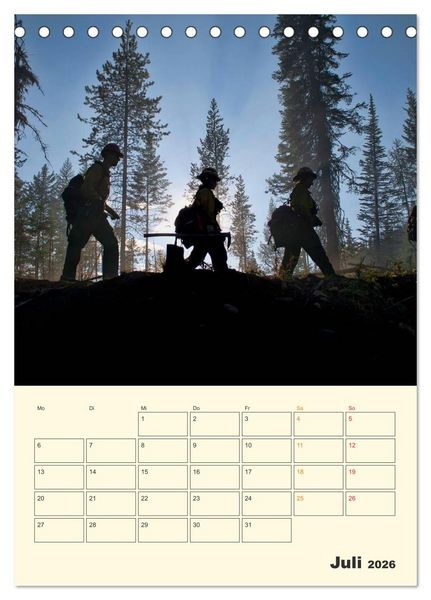 Produktbild: Feuerwehr - Warten auf den n&auml;chsten Einsatz (Tischkalender 2026 DIN A5 hoch), CALVENDO Monatskalender