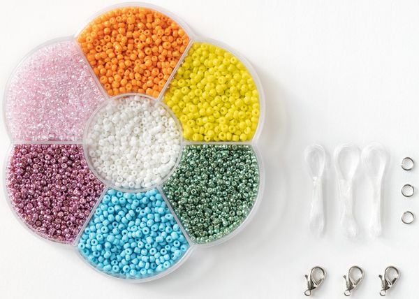 Produktbild: Folia Rocailles-Perlen-Set BUNT, ca. 90g Perlen, 3x1m Nylonfaden, 3 Verschl&uuml;sse