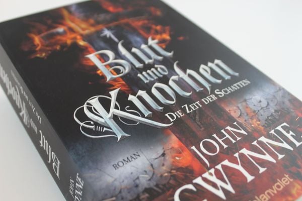 Produktbild: Die Zeit der Schatten - Blut und Knochen 1