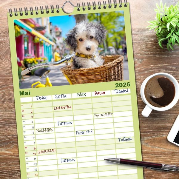 Produktbild: Familienplaner 2026 - Pudel in der Stadt. Urbane Momente voller Charme und Lebensfreude mit 5 Spalten (Wandkalender, 21 x 45 cm) CALVENDO