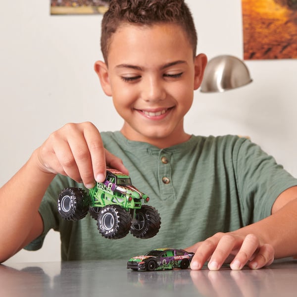 Produktbild: Monster Jam, Truck und Rennauto in einem Set, Ma&szlig;stab 1:64