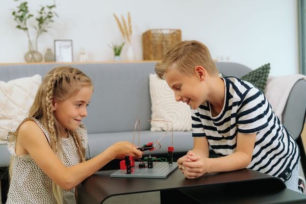 Produktbild: Fischertechnik 571905 - PROFI E-Tec, 11 Modelle, 112 Teile, Konstruktionskasten
