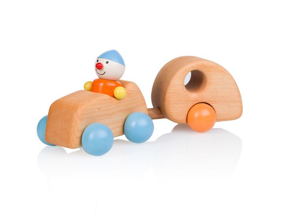 Produktbild: Pfingstweid - Ferienwicht Sven aus Erle mit magnetverbundenem Anh&auml;nger und mit flexiblem Stehwicht Moni, R&auml;der aus Buche, Holz Auto mit Wohnwagen