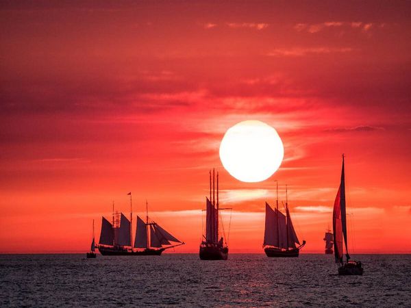 Produktbild: CALVENDO Puzzle Ein Motiv aus dem Kalender Windjammer auf der Ostsee im Abendlicht | 1000 Teile Lege-Gr&ouml;&szlig;e 64x48cm Foto-Puzzle f&uuml;r gl&uuml;ckliche Stunden