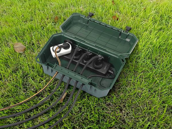 Produktbild: Sygonix SY-5598168 Verteilerbox 4fach Standard-Gr&uuml;n (seidenmatt), Schwarz erh&ouml;hter Ber&uuml;hrungsschutz, mit 4-Fach Steckdosenleiste