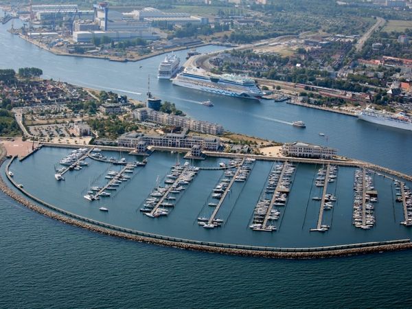 Produktbild: CALVENDO Puzzle Ein Motiv aus dem Kalender Kreuzfahrt Warnem&uuml;nde 1000 Teile Puzzle quer | 1000 Teile Lege-Gr&ouml;&szlig;e 64 &times; 48 cm Foto-Puzzle f&uuml;r gl&uuml;ckliche Stunden
