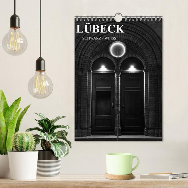 Produktbild: L&uuml;beck schwarz-wei&szlig; (Wandkalender 2026 DIN A4 hoch), CALVENDO Monatskalender