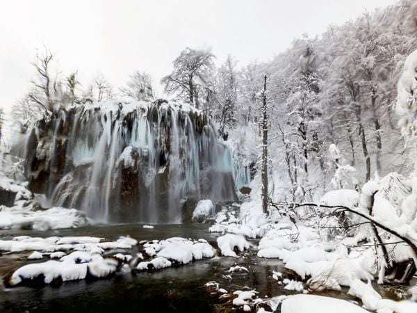 Produktbild: CALVENDO Puzzle Ein Motiv aus dem Kalender Winterimpressionen Nationalpark Plitvice | 1000 Teile Lege-Gr&ouml;&szlig;e 64 &times; 48 cm Foto-Puzzle f&uuml;r gl&uuml;ckliche Stunden
