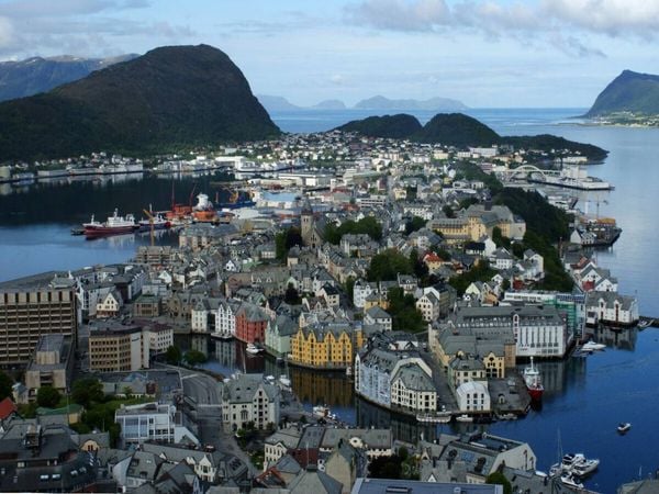 Produktbild: CALVENDO Puzzle Alesund in Norwegen | 1000 Teile Lege-Gr&ouml;&szlig;e 64x48cm Foto-Puzzle f&uuml;r gl&uuml;ckliche Stunden