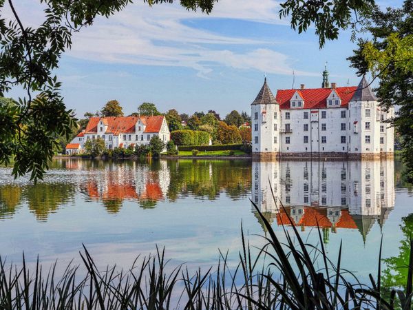 Produktbild: CALVENDO Puzzle Wasserschloss Gl&uuml;ckstadt | 1000 Teile Lege-Gr&ouml;&szlig;e 64x48cm Foto-Puzzle f&uuml;r gl&uuml;ckliche Stunden