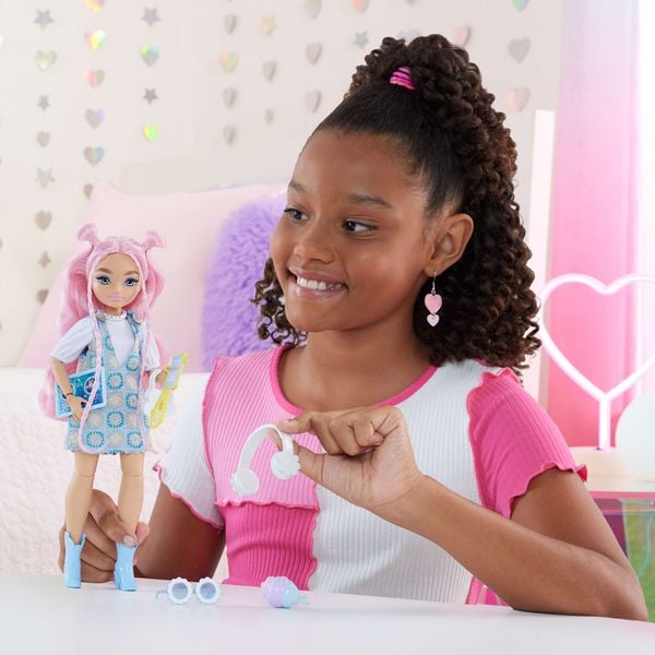 Produktbild: Barbie Dream Besties Daisy Jean-Modepuppe mit 9 Zubeh&ouml;rteilen zum Thema DJ und Musik