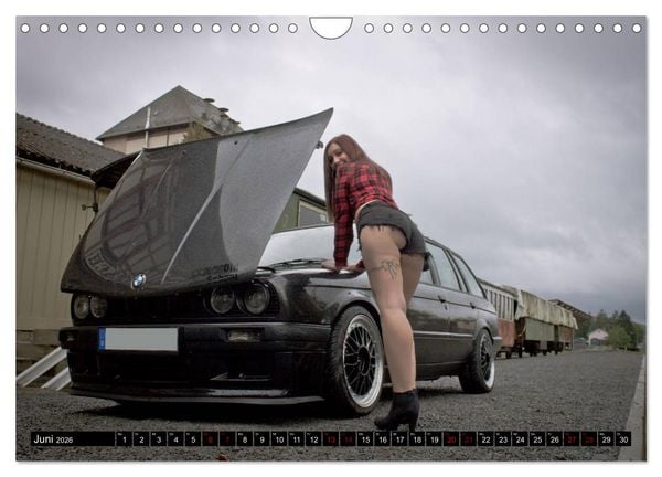 Produktbild: Hei&szlig;e Frauen und schnelle Autos (Wandkalender 2026 DIN A4 quer), CALVENDO Monatskalender
