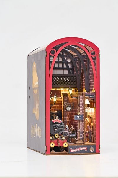 Produktbild: Book Nook DIY B&uuml;cherecke Revell Harry Potter "Hogwarts Express"