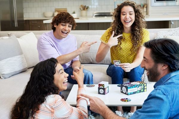 Produktbild: Stell dir vor: Ein Partyspiel für Erwachsene mit witzigen Fragen und Abstimmung durch Fingerzeigen für 38 Spieler