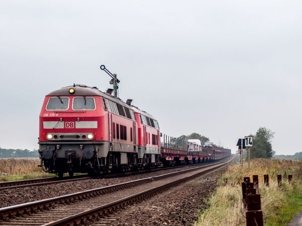 Produktbild: CALVENDO Puzzle Baureihe 218 mit Autozug in Klanxb&uuml;ll 1000 Teile Puzzle quer | 1000 Teile Lege-Gr&ouml;&szlig;e 64 &times; 48 cm Foto-Puzzle f&uuml;r gl&uuml;ckliche Stunden
