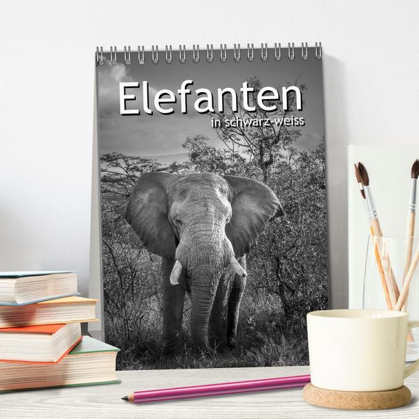 Produktbild: Elefanten in schwarz-weiss (Tischkalender 2026 DIN A5 hoch), CALVENDO Monatskalender