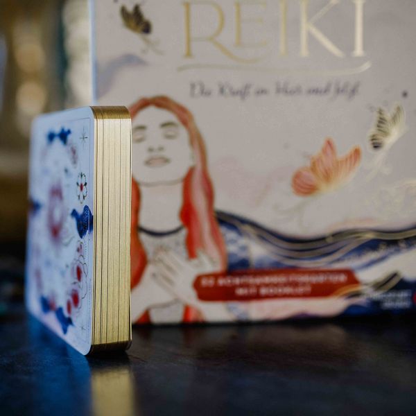 Produktbild: Reiki &ndash; Die Kraft im Hier und Jetzt: 32 Achtsamkeitskarten mit Goldfolie und Goldschnitt, St&uuml;lpdeckelschachtel mit Goldpr&auml;gung und 144-seitiges Buch
