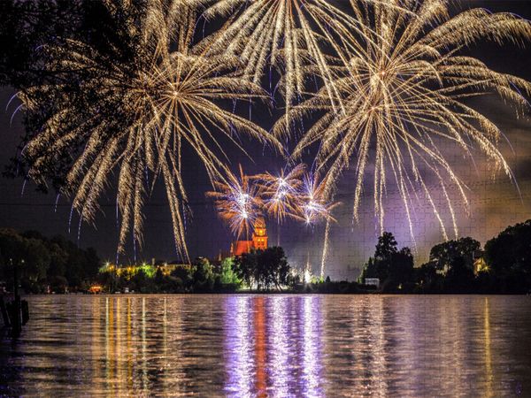 Produktbild: CALVENDO Puzzle Feuerwerk M&uuml;ritzfest, &uuml;ber Tiefwarensee | 1000 Teile Lege-Gr&ouml;&szlig;e 64x48cm Foto-Puzzle f&uuml;r gl&uuml;ckliche Stunden
