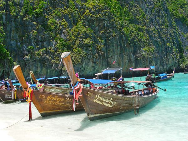 Produktbild: CALVENDO Puzzle Longtailboote am Strand in Thailand | 1000 Teile Lege-Gr&ouml;&szlig;e 64x48cm Foto-Puzzle f&uuml;r gl&uuml;ckliche Stunden