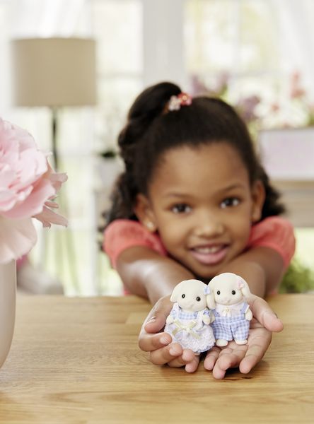 Produktbild: Sylvanian Families 5736 - Blossom Gardening Set, Flora Rabbit Sister & Brother, Blumen- und Garten-Spielset mit Figuren, Spielset