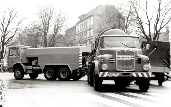 Produktbild: Jahrbuch Lastwagen 2022