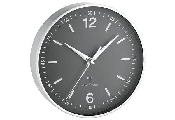 Produktbild: TFA Analoge Funk-Wanduhr mit Aluminium-Rahmen