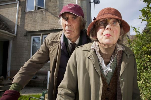Produktbild: Agatha Raisin - Die gro&szlig;e Fanbox mit den Staffeln 1-4 - In limitierter Erstauflage inkl. 4-teiligen-Postkartenset [9 DVDs]