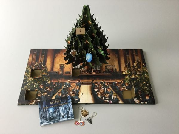 Produktbild: Aus den Filmen zu Harry Potter: Weihnachten in Hogwarts: Das gro&szlig;e Adventskalenderbuch