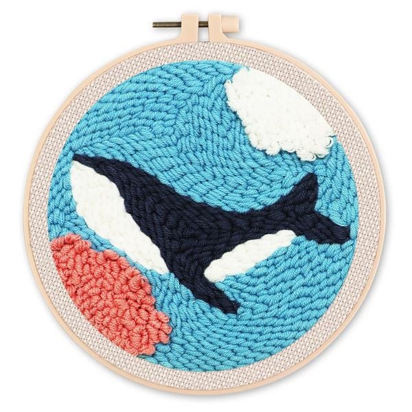 Produktbild: Punch Needle Figured'Art 20x20 cm Orca im Meer, DIY Stickerei mit Nadel und Wolle