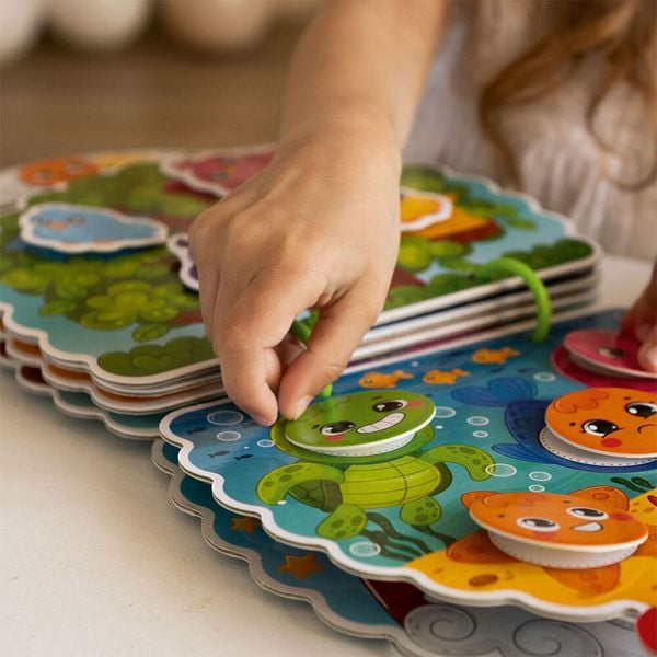 Produktbild: Lernspiel Roter K&auml;fer Busy Book mit Klettverschluss Die Smileys RK1170-04