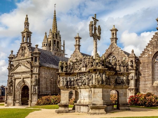 Produktbild: CALVENDO Puzzle Pfarrei Lampaul-Guimiliau in der Bretagne, Frankreich | 1000 Teile Lege-Gr&ouml;&szlig;e 64x48cm Foto-Puzzle f&uuml;r gl&uuml;ckliche Stunden