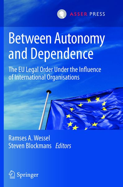 Produktbild: Between Autonomy and Dependence