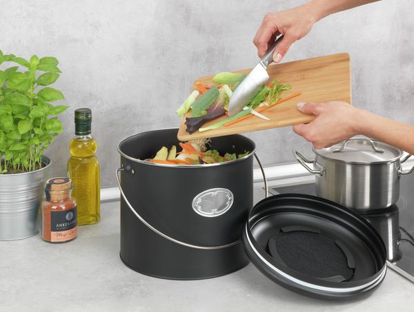 Produktbild: Komposteimer Mod. Nero 6 L, inklusive 3 Aktivkohlefiltern zum Wechseln