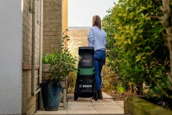 Produktbild: Bosch Home and Garden UniversalShredder solo Akku Akku-H&auml;cksler