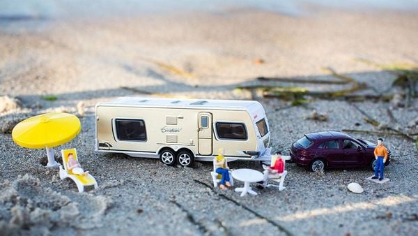 Produktbild: Siku 2542 PKW mit Wohnwagen